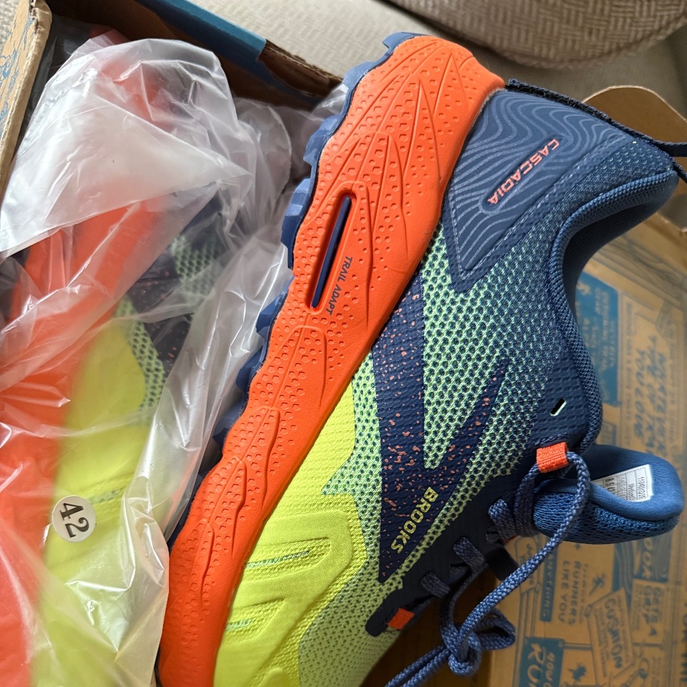 Men’s 8.5 Brooks